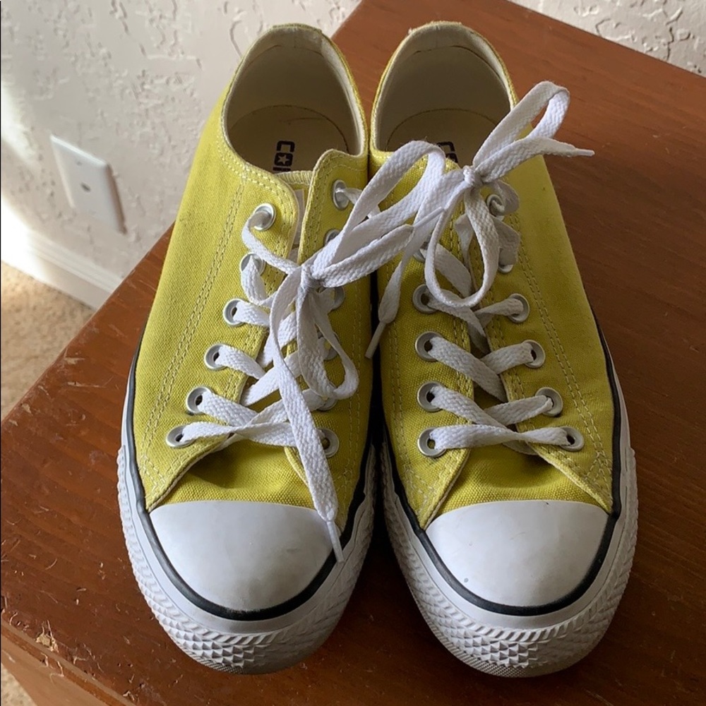 Gently worn yellow Converse!!🌻🌞🌻